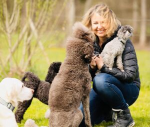 Eva mit ihren Hunden